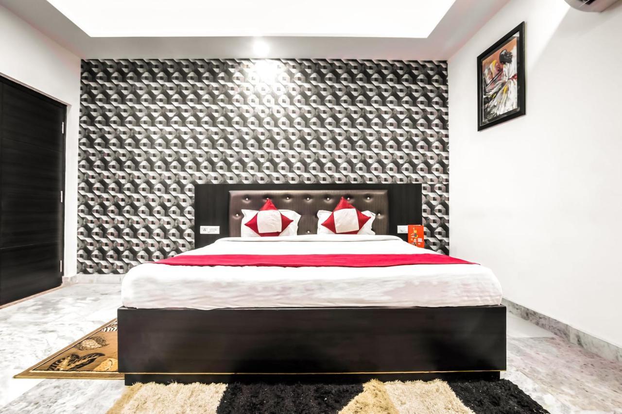 Oyo 8888 Riga Hs Deluxe Hotel Agra  Exterior photo