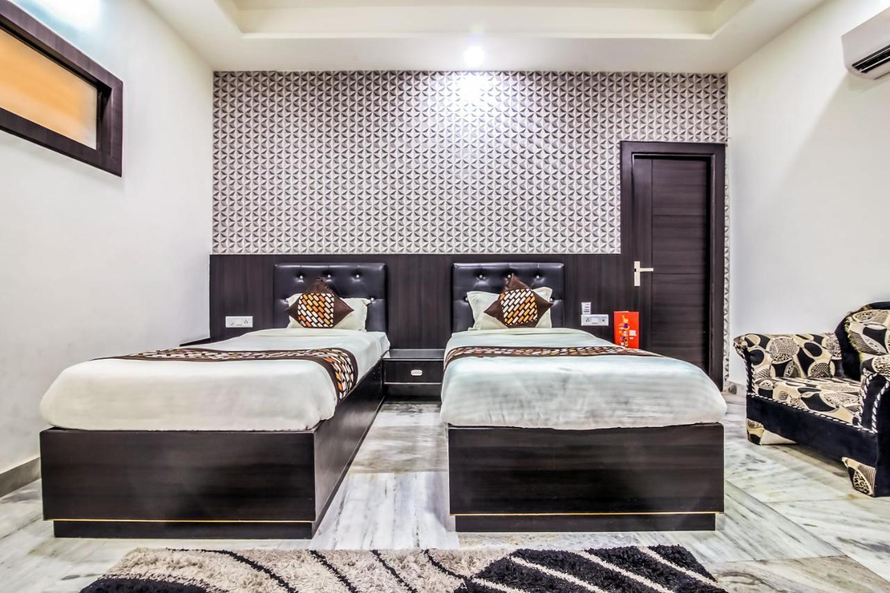 Oyo 8888 Riga Hs Deluxe Hotel Agra  Exterior photo